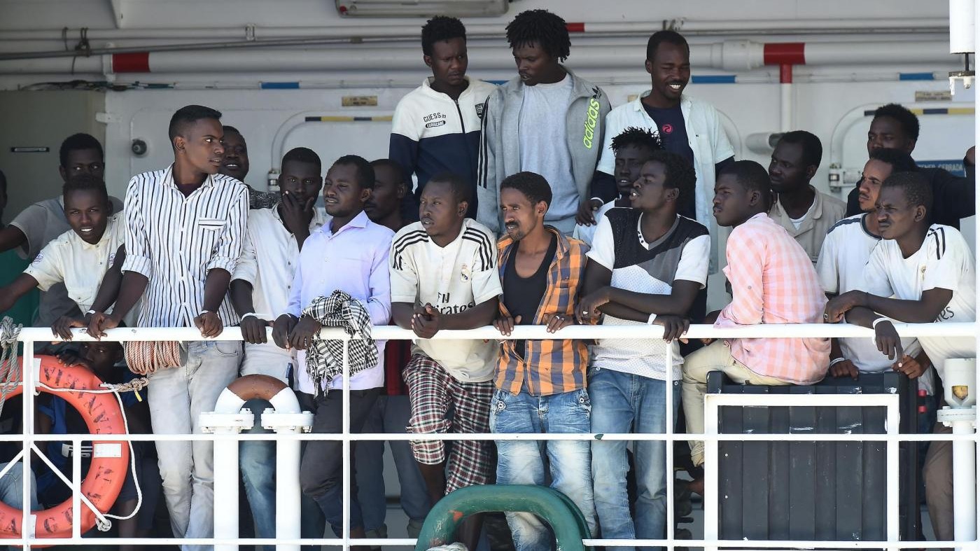 Messina, 50 migranti in hotel inagibile: sindaco guida protesta