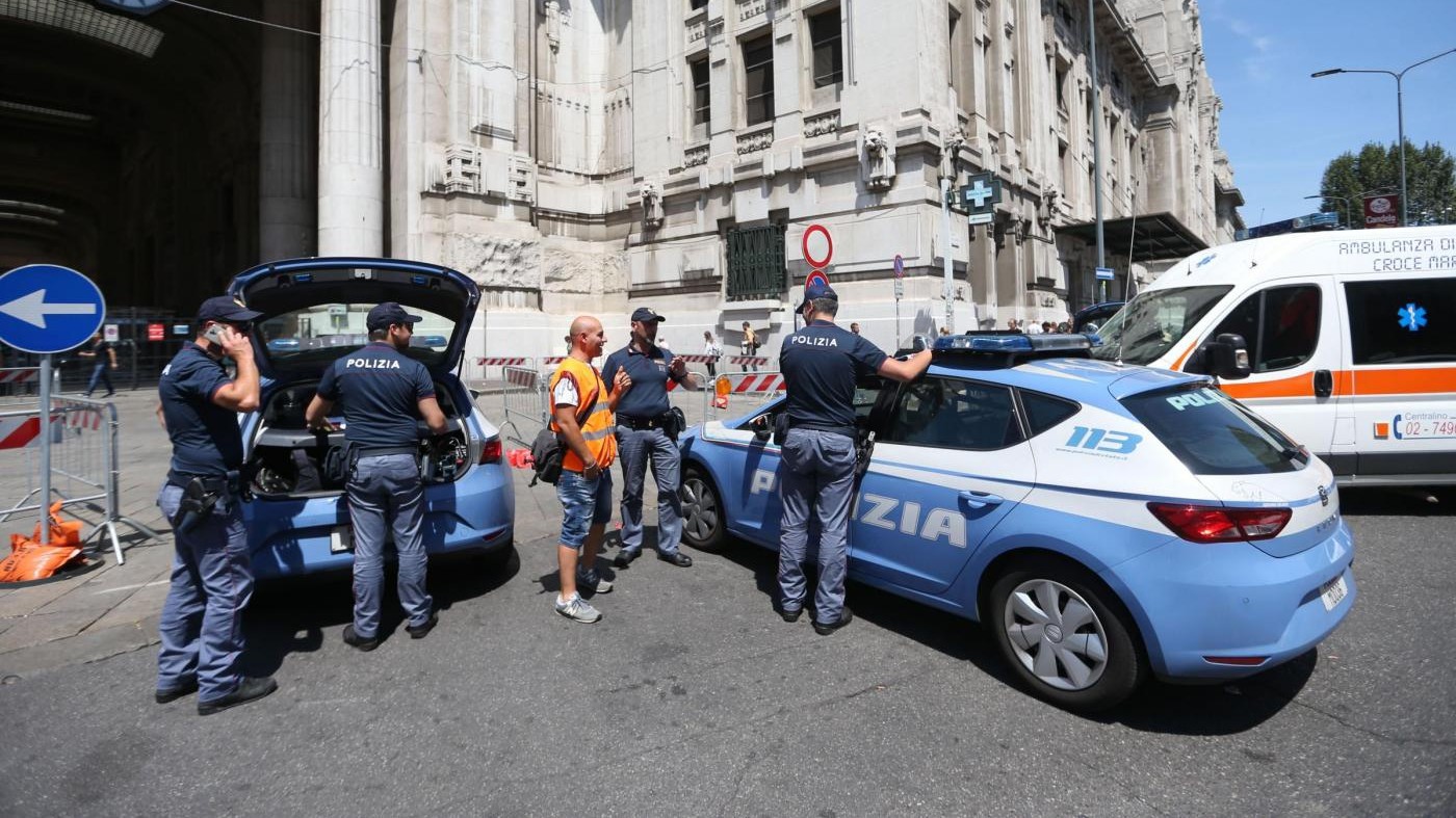 Milano, poliziotto accoltellato in stazione: fermato aggressore
