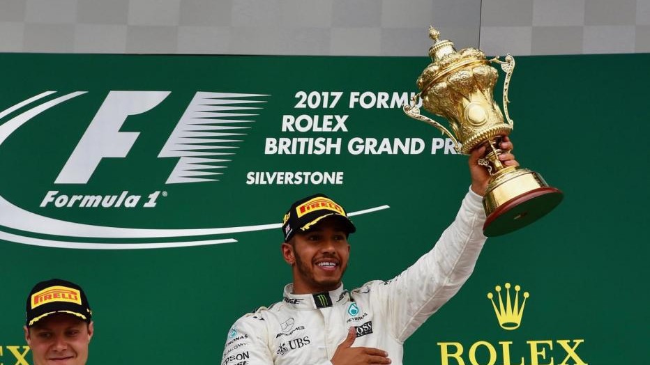 Hamilton punta al sorpasso. Ferrari: serve una risposta