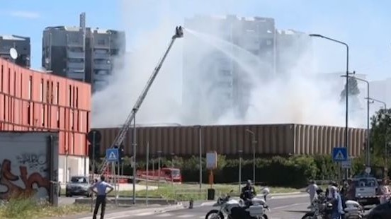 Milano, brucia deposito rifiuti: quartieri a nord invasi dal fumo