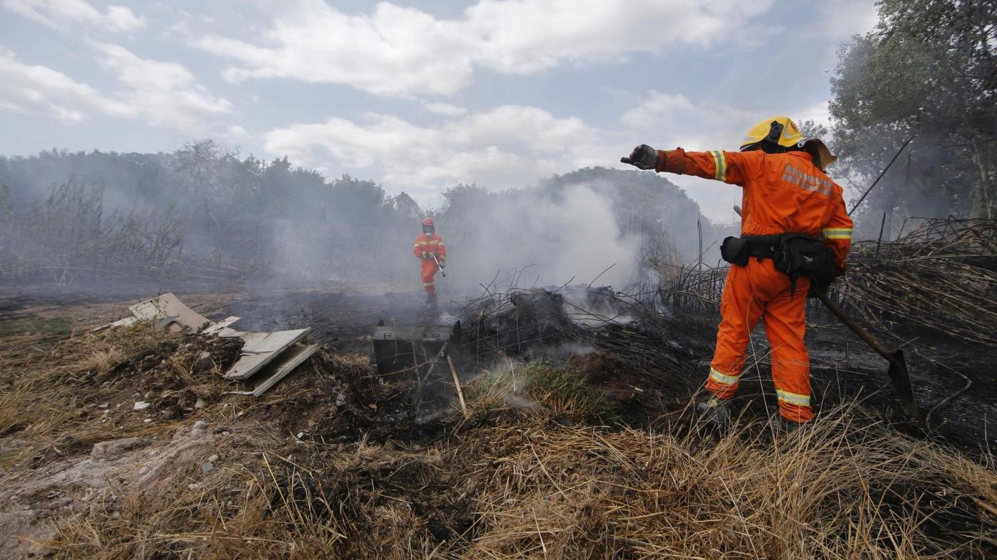Incendi, all’Eur si teme per nube tossica. Raggi: Serve aiuto governo