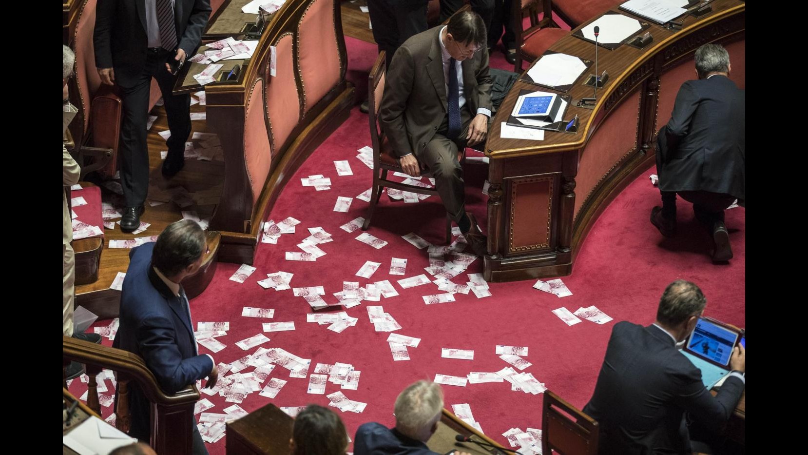 Banche venete, Senato a fiducia con 148 sì. M5s lancia soldi finti