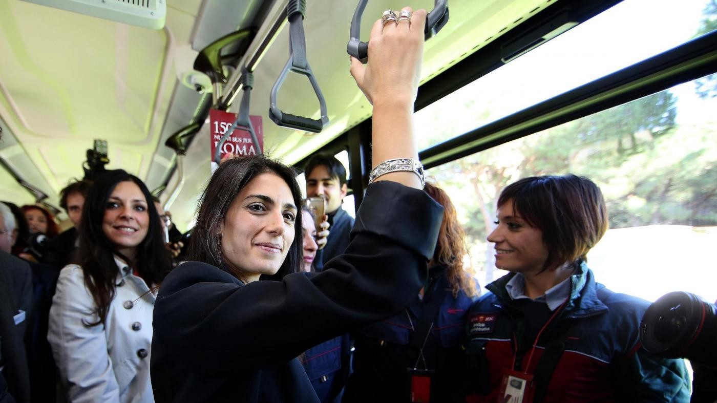 Atac, Renzi: M5S raccomanda amici. Raggi: Lo quereliamo