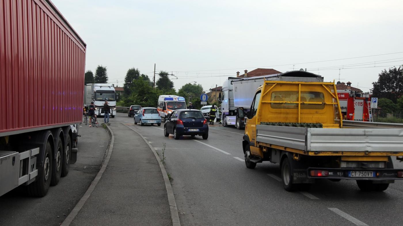 Arezzo, incidente tra bus, furgone e 4 auto: circa 60 feriti