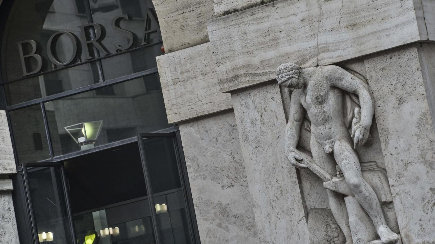 Borsa, Milano chiude debole: bene Generali, giù Ferrari