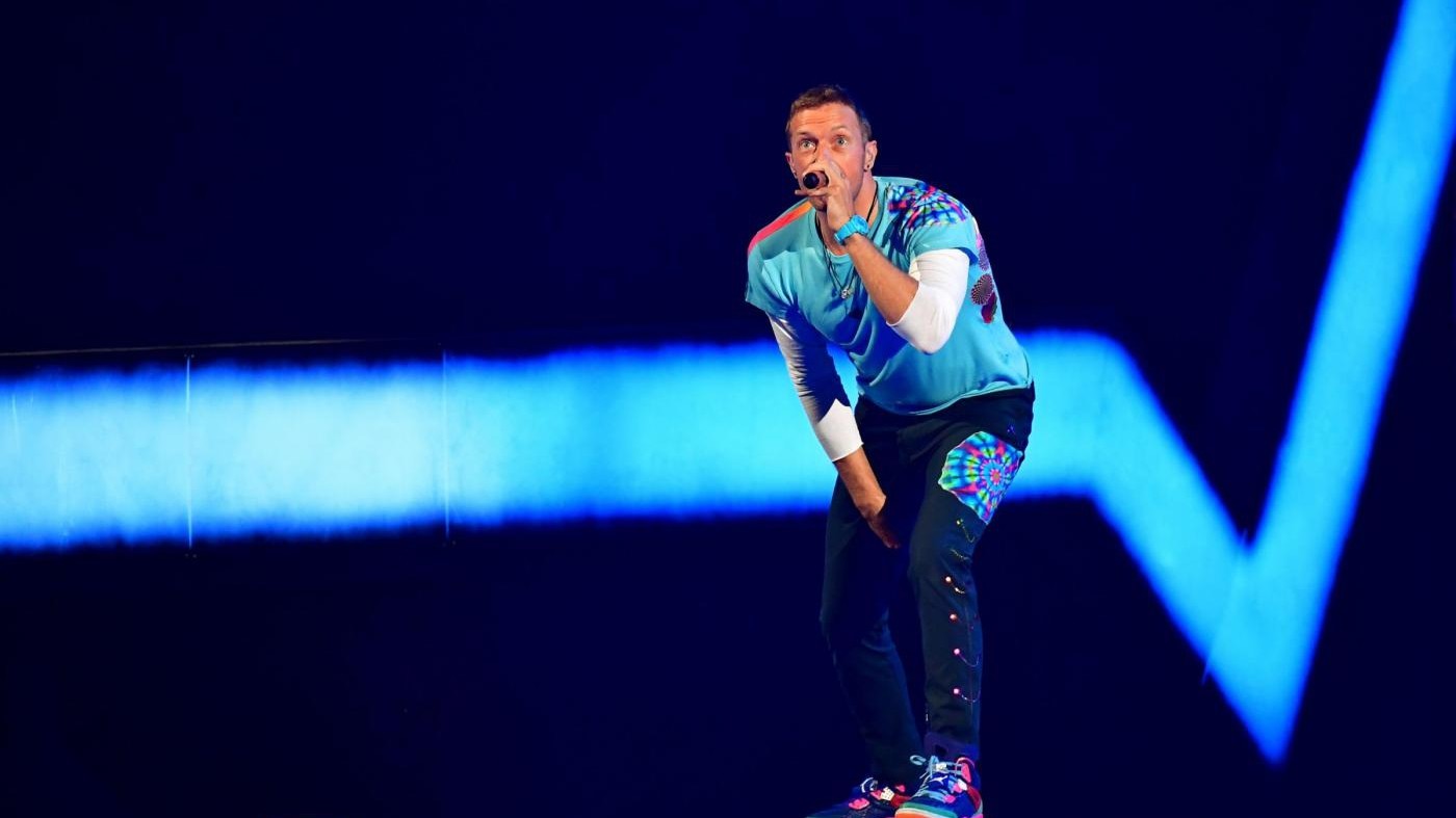 I Coldplay trasformano “Crawling”: l’omaggio a Chester Bennington