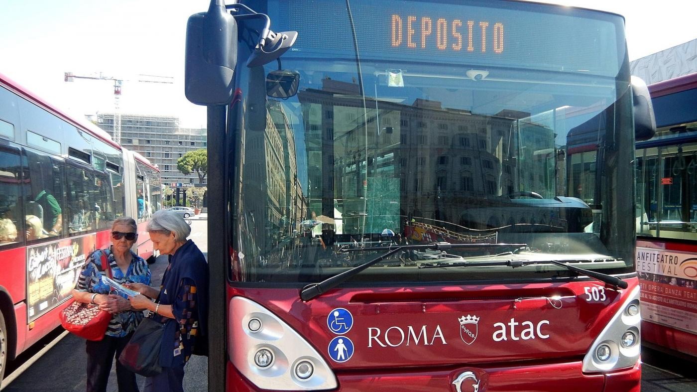 Roma, il 451 non passa da ore: passeggeri requisiscono una vettura