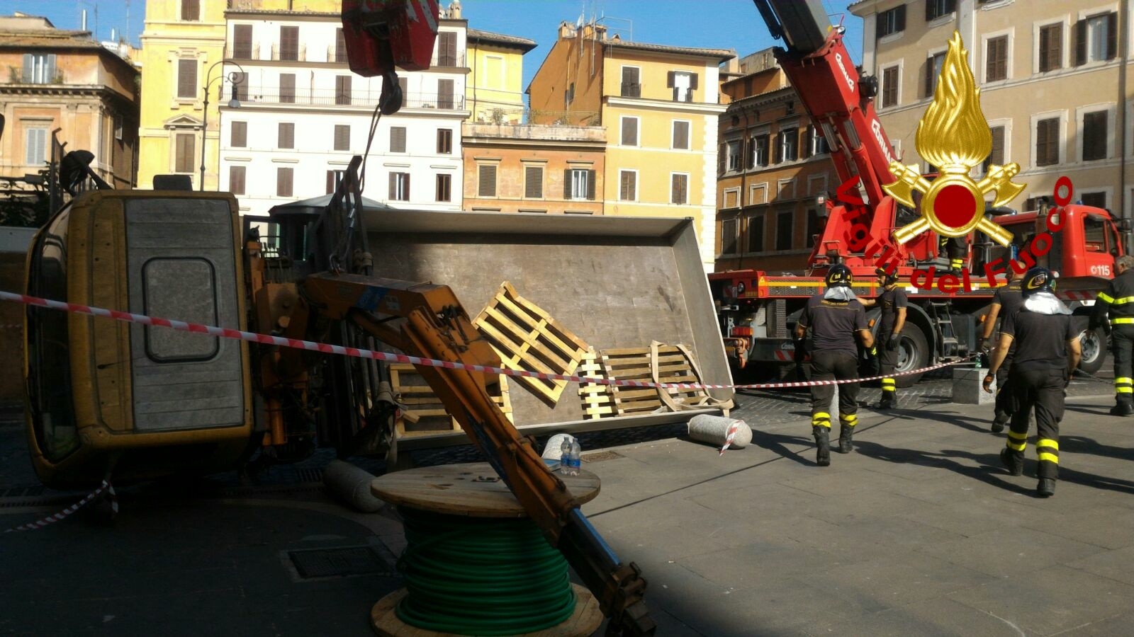 Roma, si ribalta un camion davanti a Montecitorio
