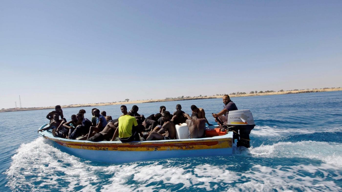 Migranti, Minniti: Polizia sulle navi o blocchiamo le Ong