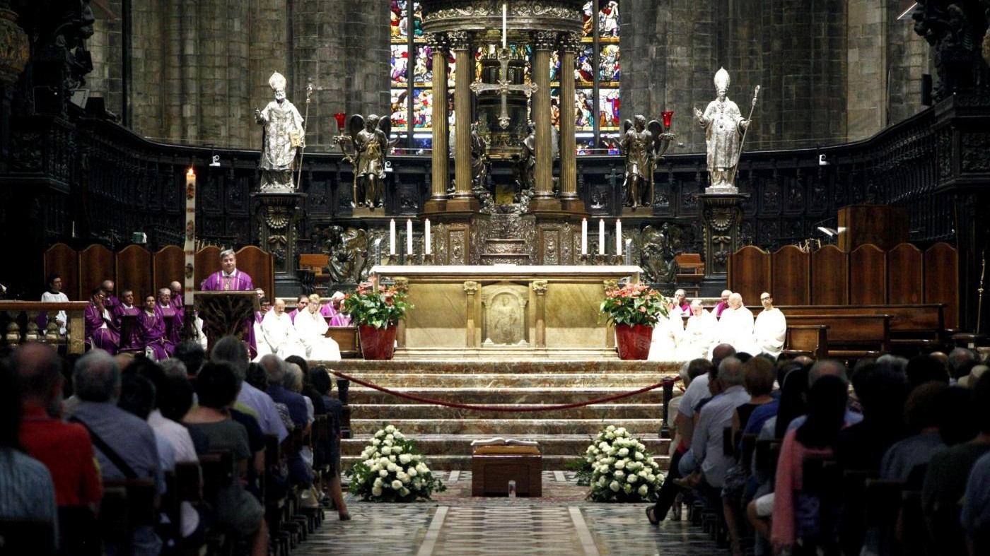 Tettamanzi, migliaia di fedeli in Duomo per i funerali