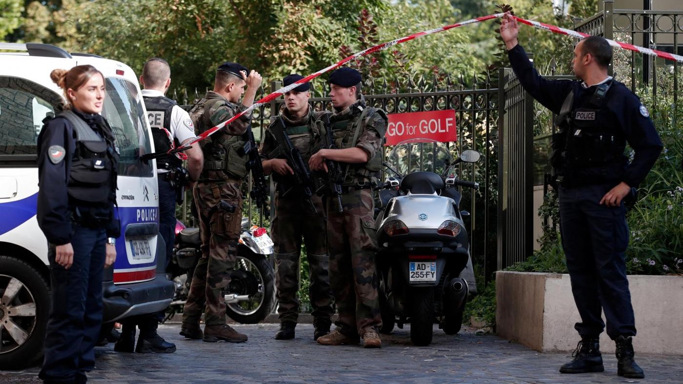 Parigi, auto travolge militari: arrestato il sospettato