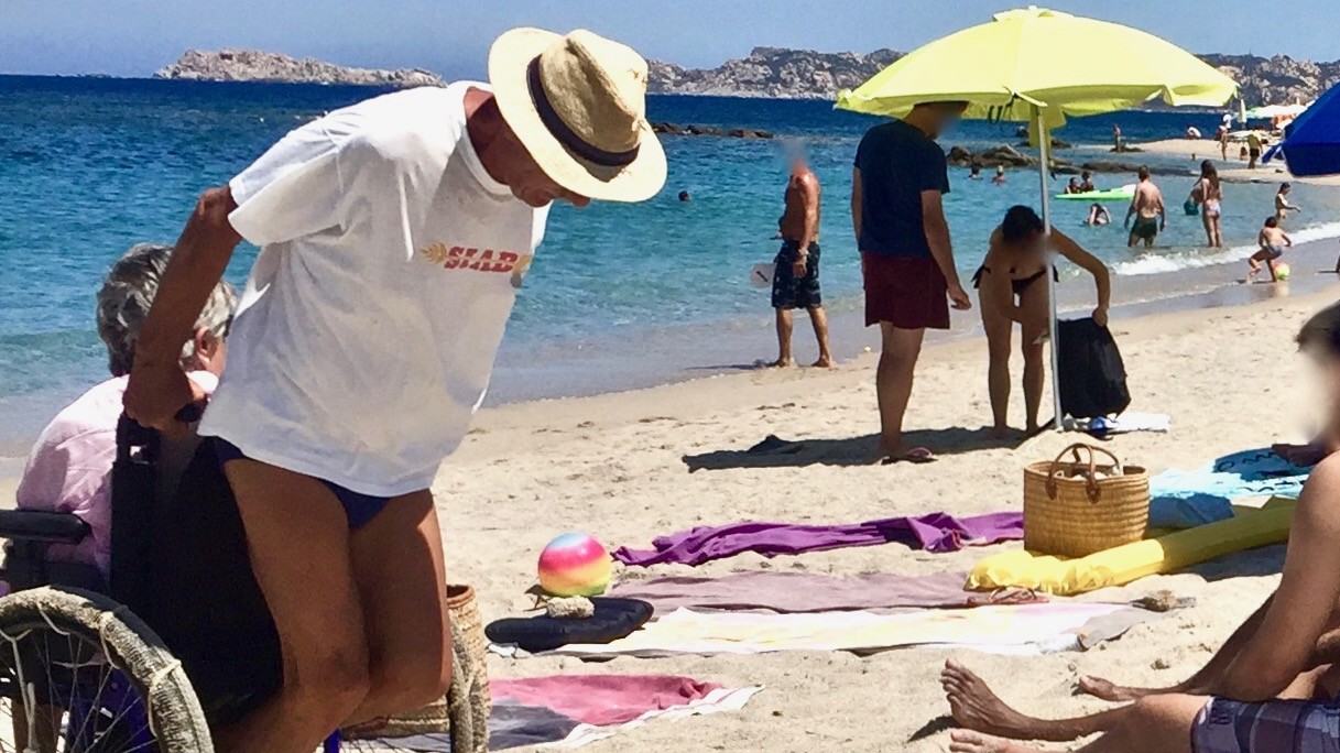 L’amore vero in uno scatto: 3 km al sole per la moglie disabile