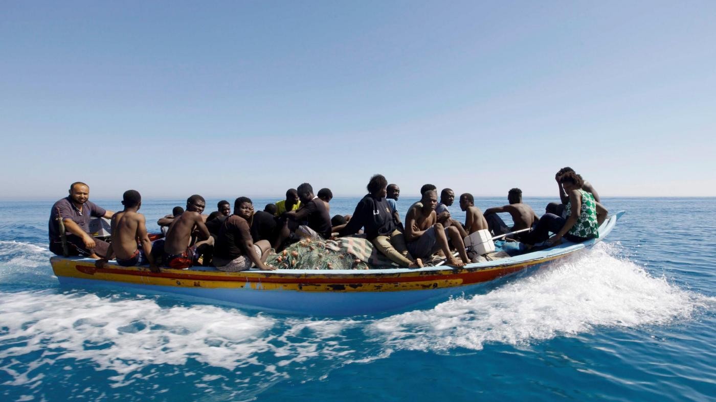 L’Oim denuncia: “I trafficanti buttano in mare i migranti”