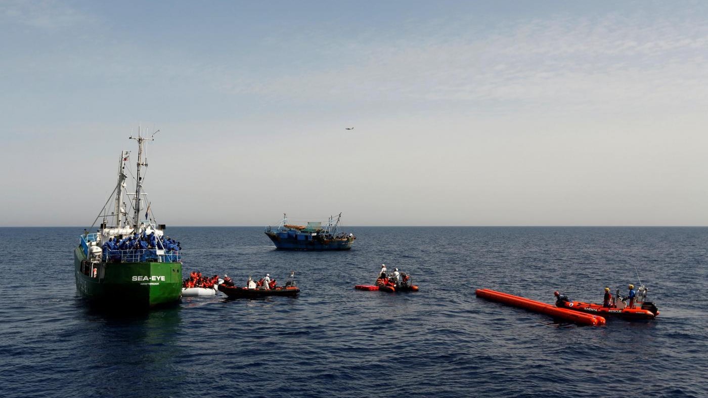 Migranti, avaria a ‘nave nera’: soccorsa da Ong rifiuta aiuto