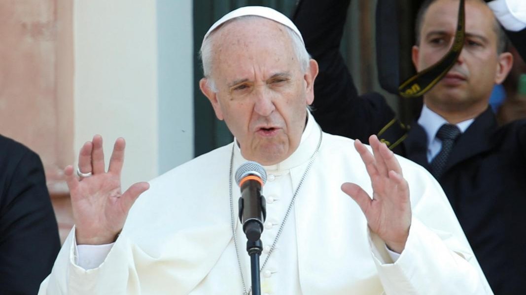 Papa: Aggrapparsi ad oroscopi e cartomanti ci fa andare a fondo
