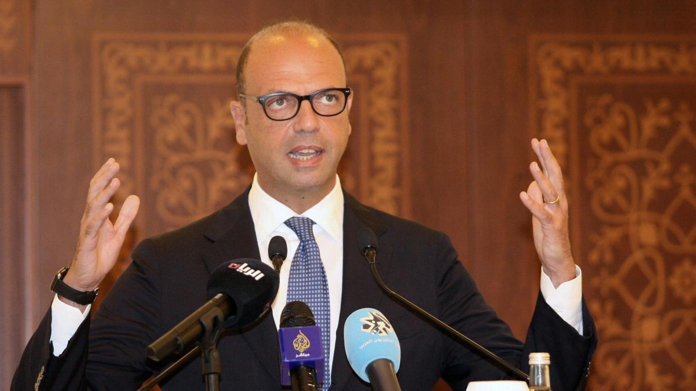 Migranti, Alfano: Ue ci ha piantato in asso, serve soluzione in Libia