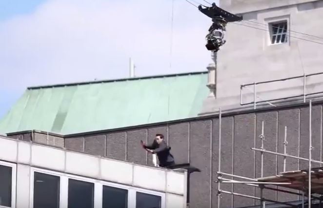 Salto da Mission Impossible: incidente per Tom Cruise / VIDEO