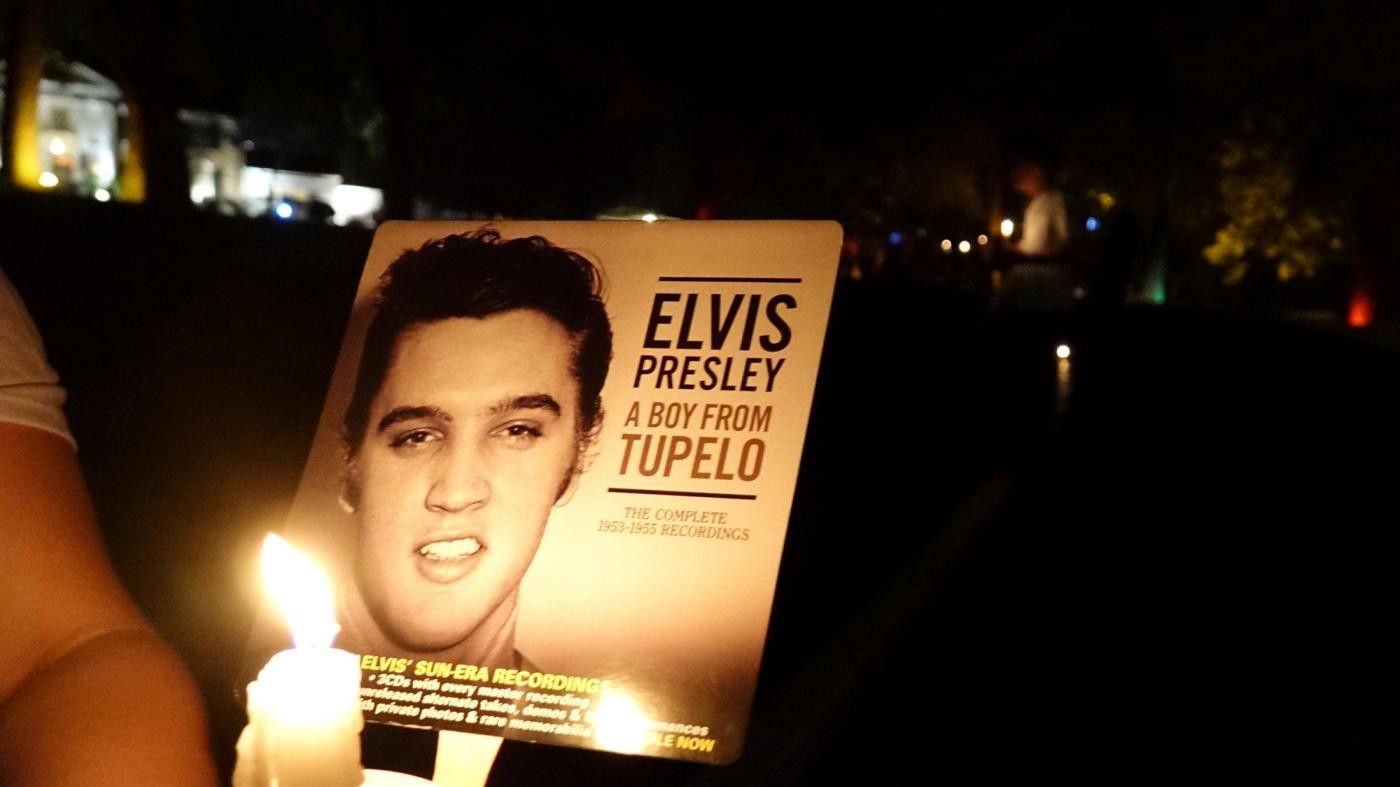 Quarant’anni senza Elvis, omaggio dei fan davanti alla casa di Memphis