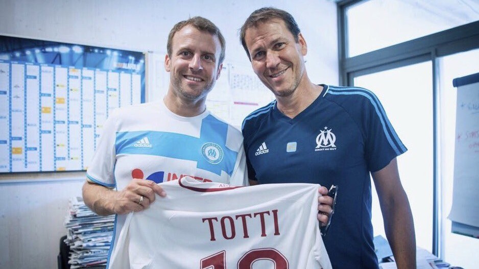 Rudi Garcia regala la maglia di Totti al presidente Macron