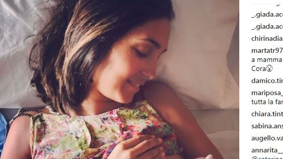 Balivo è mamma: sui social la foto mentre allatta Cora