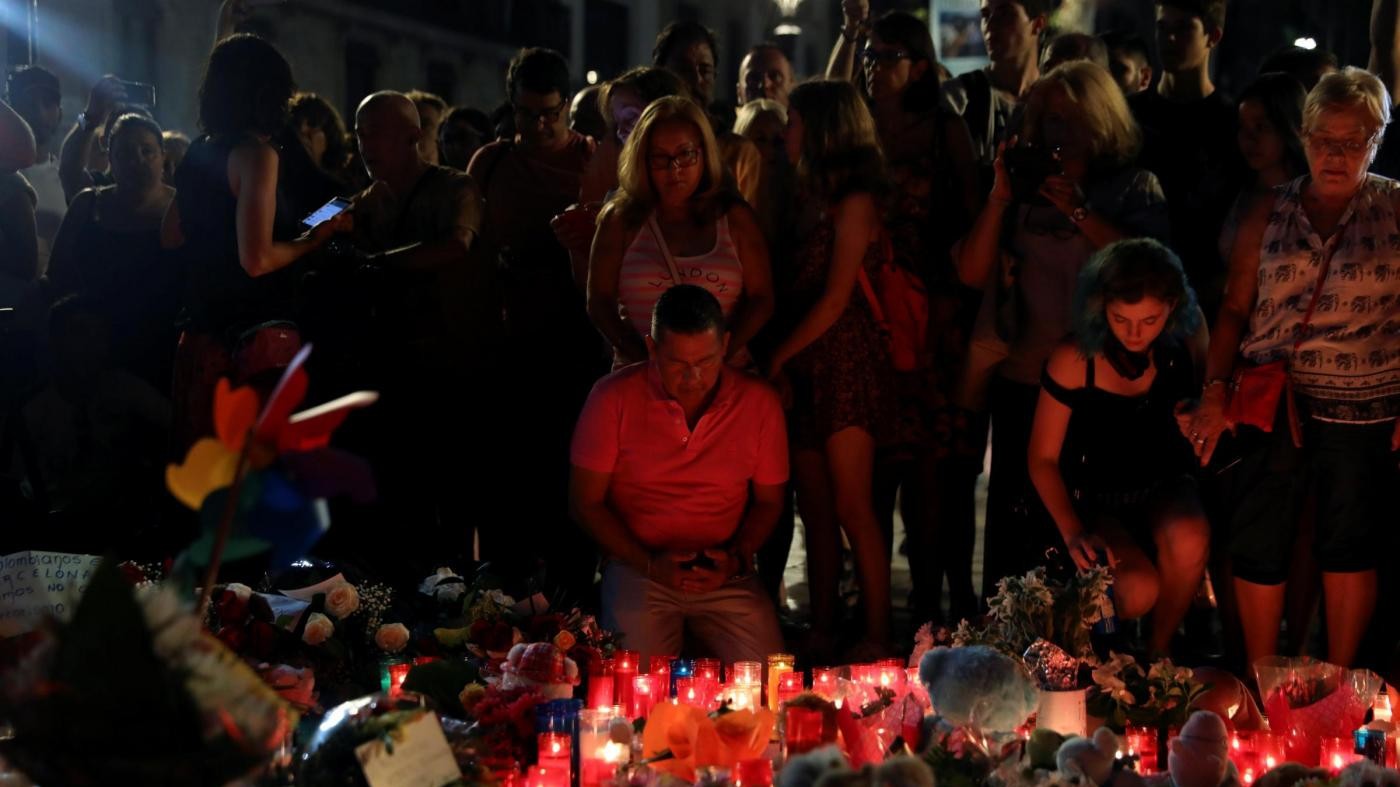 Attacchi a Barcellona e Cambrils: 3 italiani tra i 14 morti. “Uccisi gli attentatori”