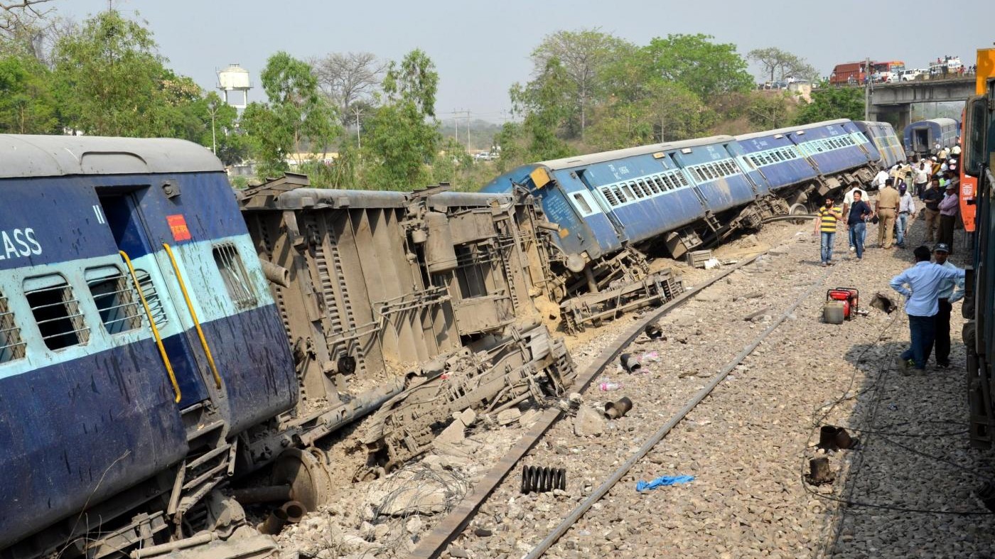 India, deraglia treno nell’Uttar Pradesh: almeno 20 morti