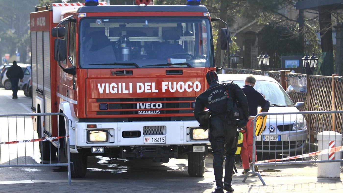 Milano, auto nel canale dopo gita sull’Adda: 3 morti, bimbo disperso