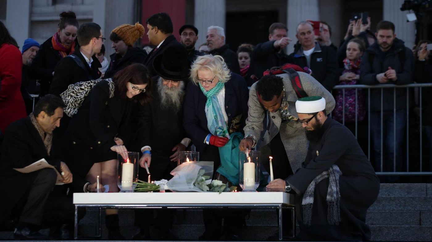 FOTO Londra, veglia a Trafalgar Square per le vittime dell’attacco