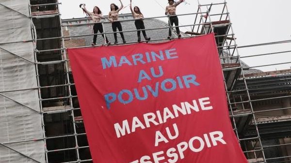 Elezioni in Francia, protesta Femen davanti a seggio Marine Le Pen