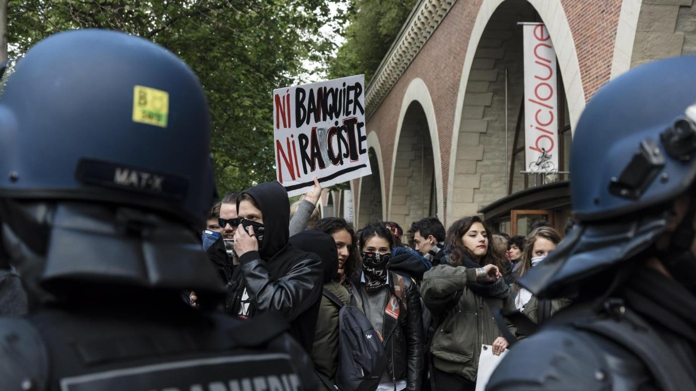 Parigi, tensioni alla prima manifestazione contro Macron