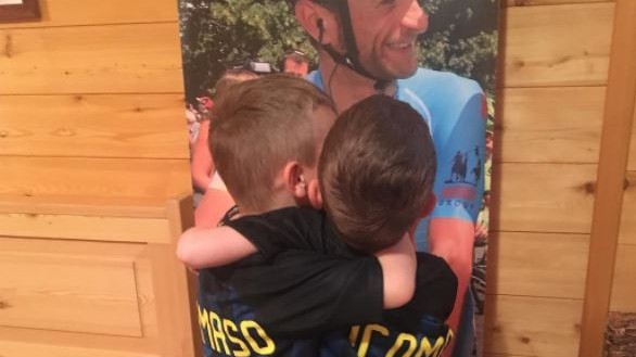 L’Inter regale le divise nerazzurre ai figli di Scarponi