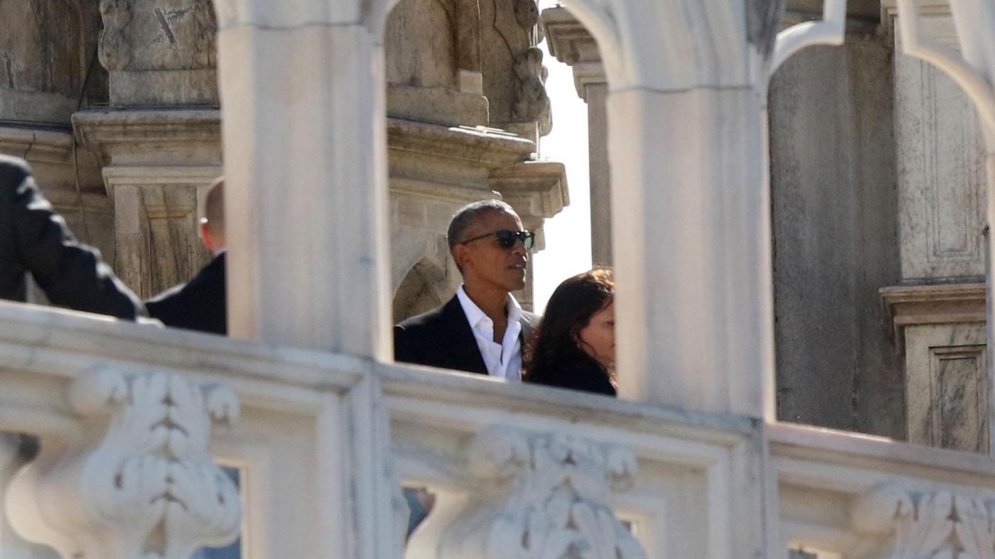 Obama visita il Duomo e riceve un orologio a cucù in regalo