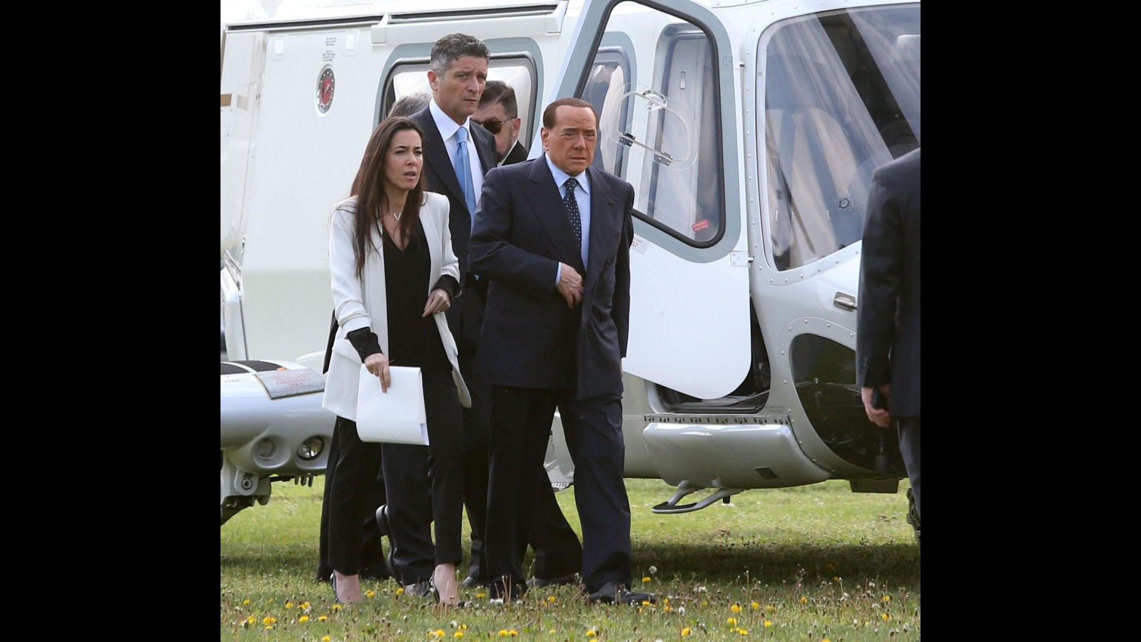 FOTO Silvio Berlusconi arriva in elicottero al Salone del Mobile di Milano