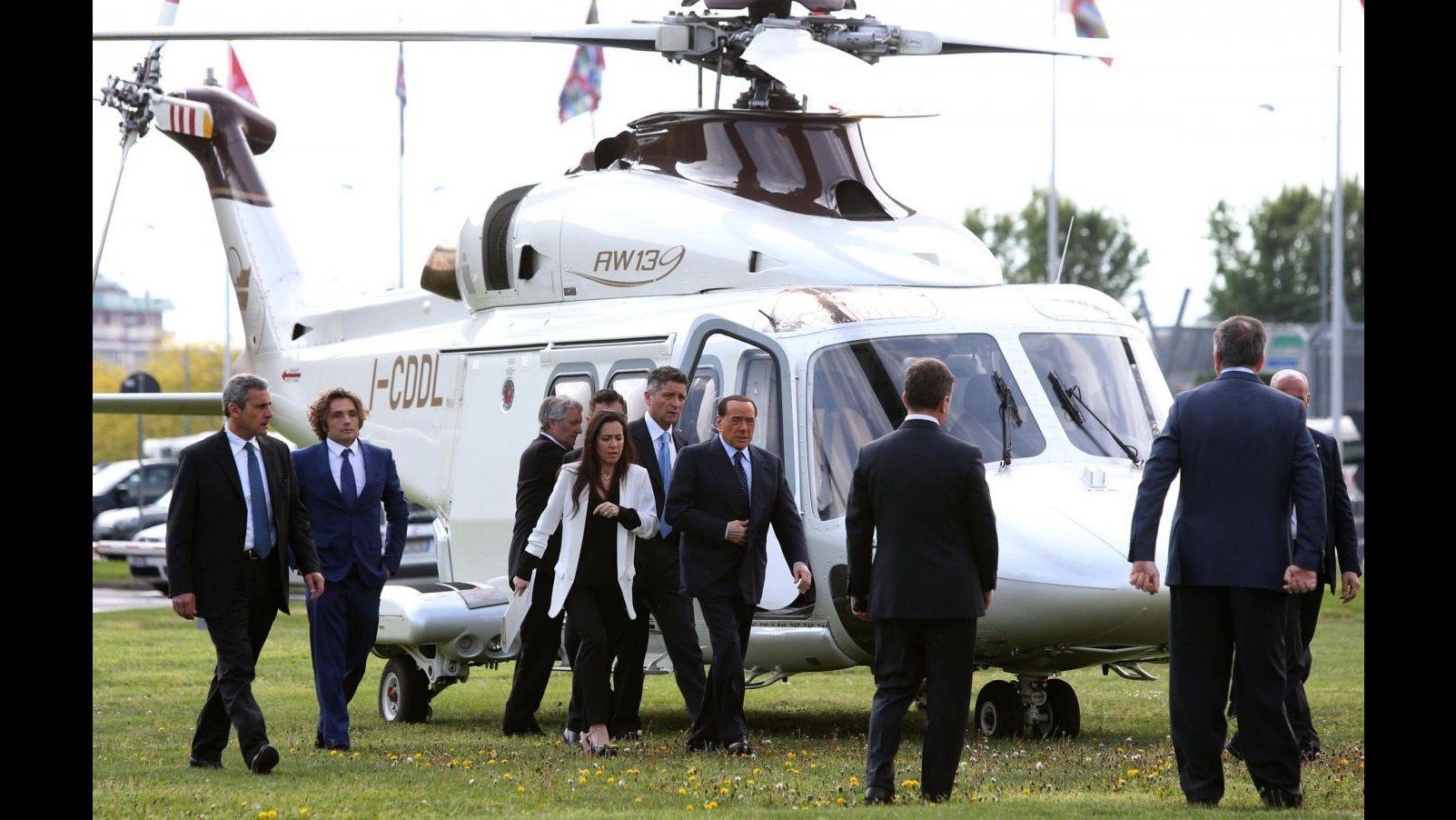 FOTO Silvio Berlusconi arriva in elicottero al Salone del Mobile di Milano