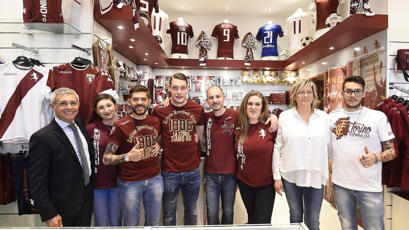 FOTO Belotti incontra i tifosi: folla al Granata Store di Torino