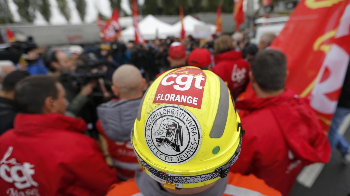 Francia, protesta choc operai: Fabbrica minata con bombole gas