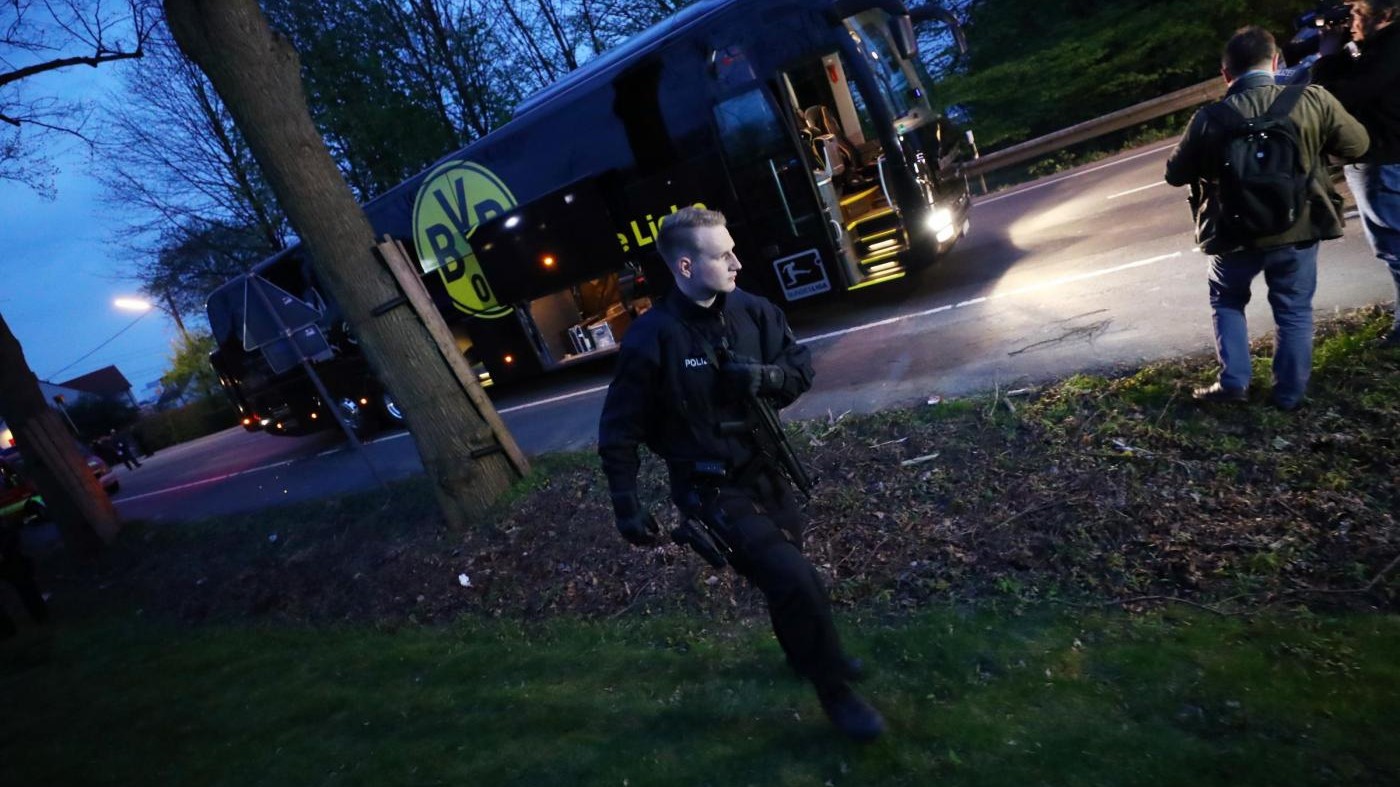 FOTO Esplosioni davanti al bus del Borussia Dortmund