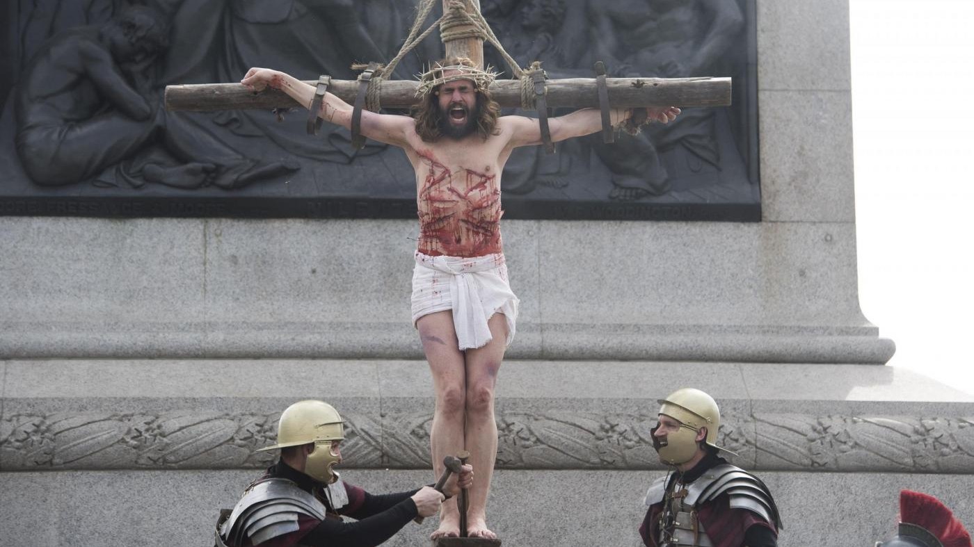 FOTO Trafalgar Square come Gerusalemme: in scena la passione di Cristo