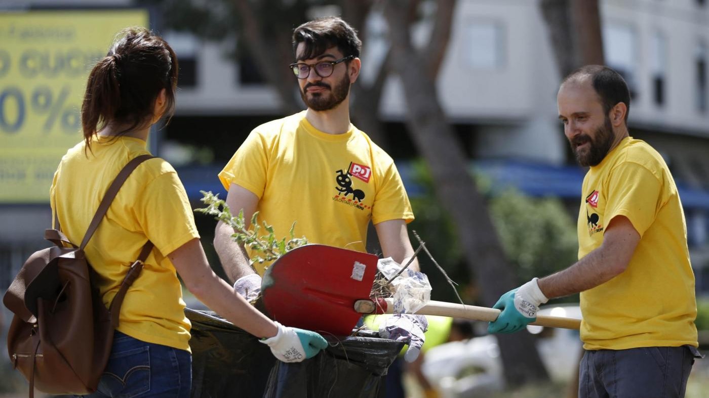 Pd in strada per pulire Roma. Raggi: Ha sporcato per 20 anni