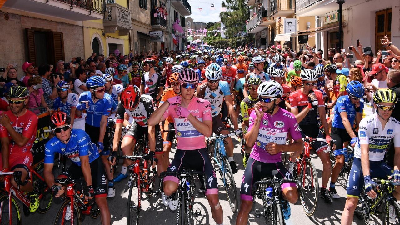 Giro d’Italia, rovinosa caduta in gruppo: coinvolti Landa e Thomas