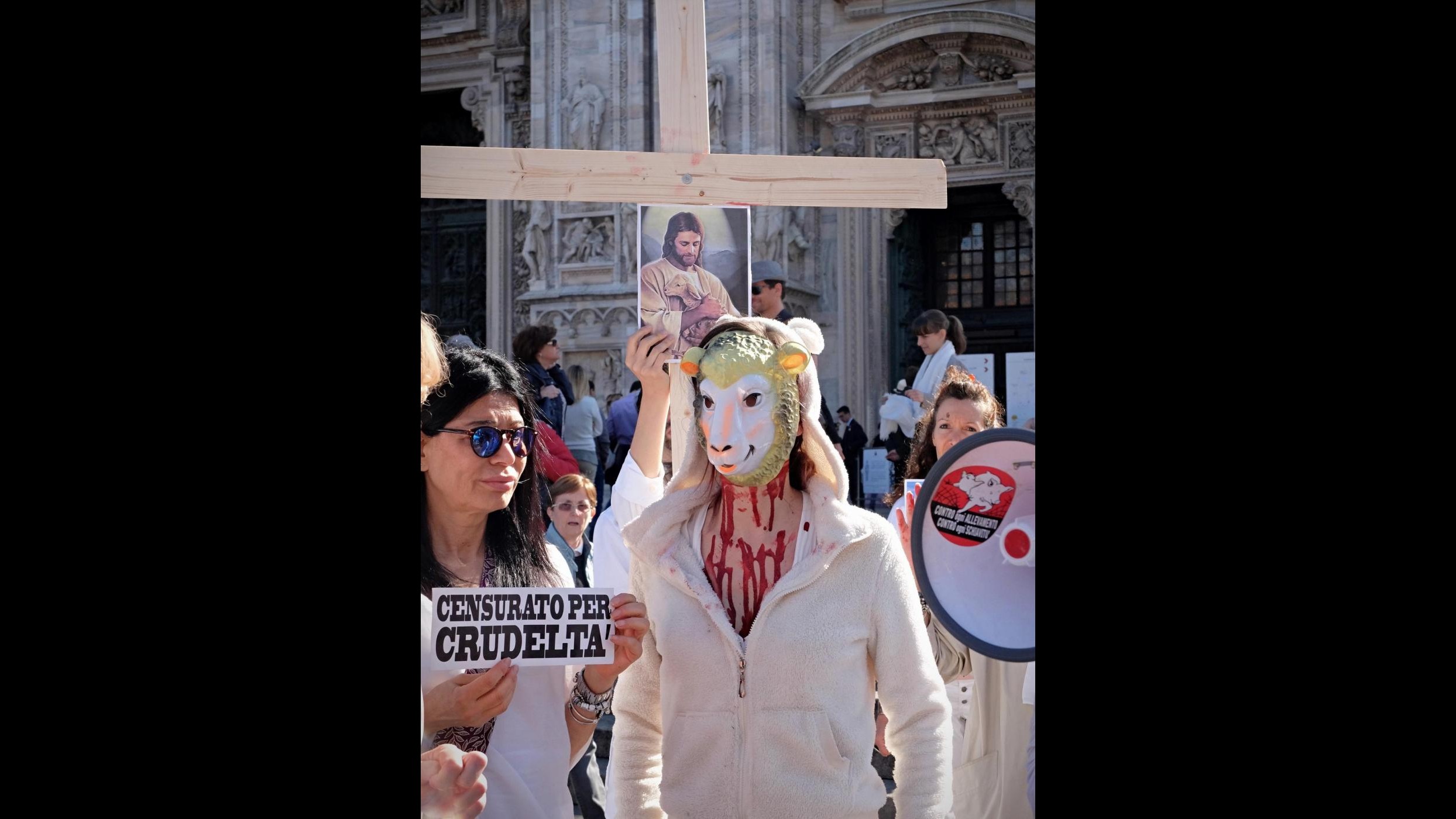 FOTO Pasqua, flash mob animalista in Piazza Duomo