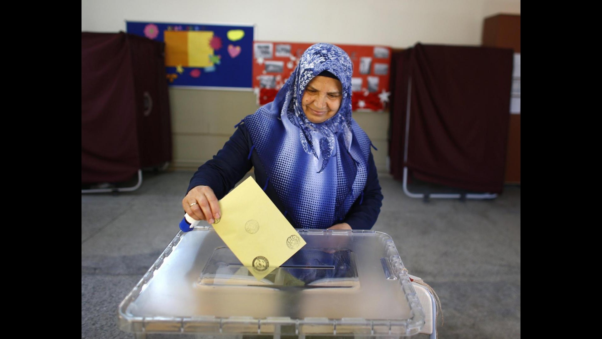 FOTO Turchia, urne aperte per il referendum