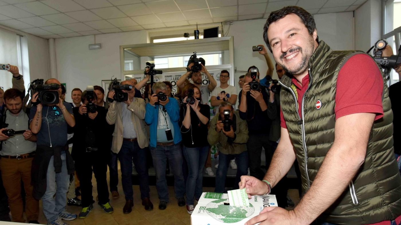 Salvini vince primarie della Lega, Bossi attacca: Non ha programma