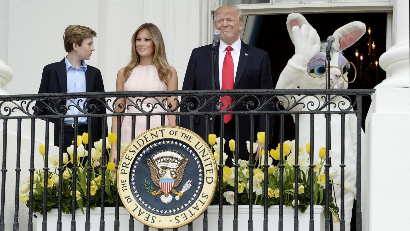 FOTO La Pasqua di Trump tra Melania e un coniglio gigante