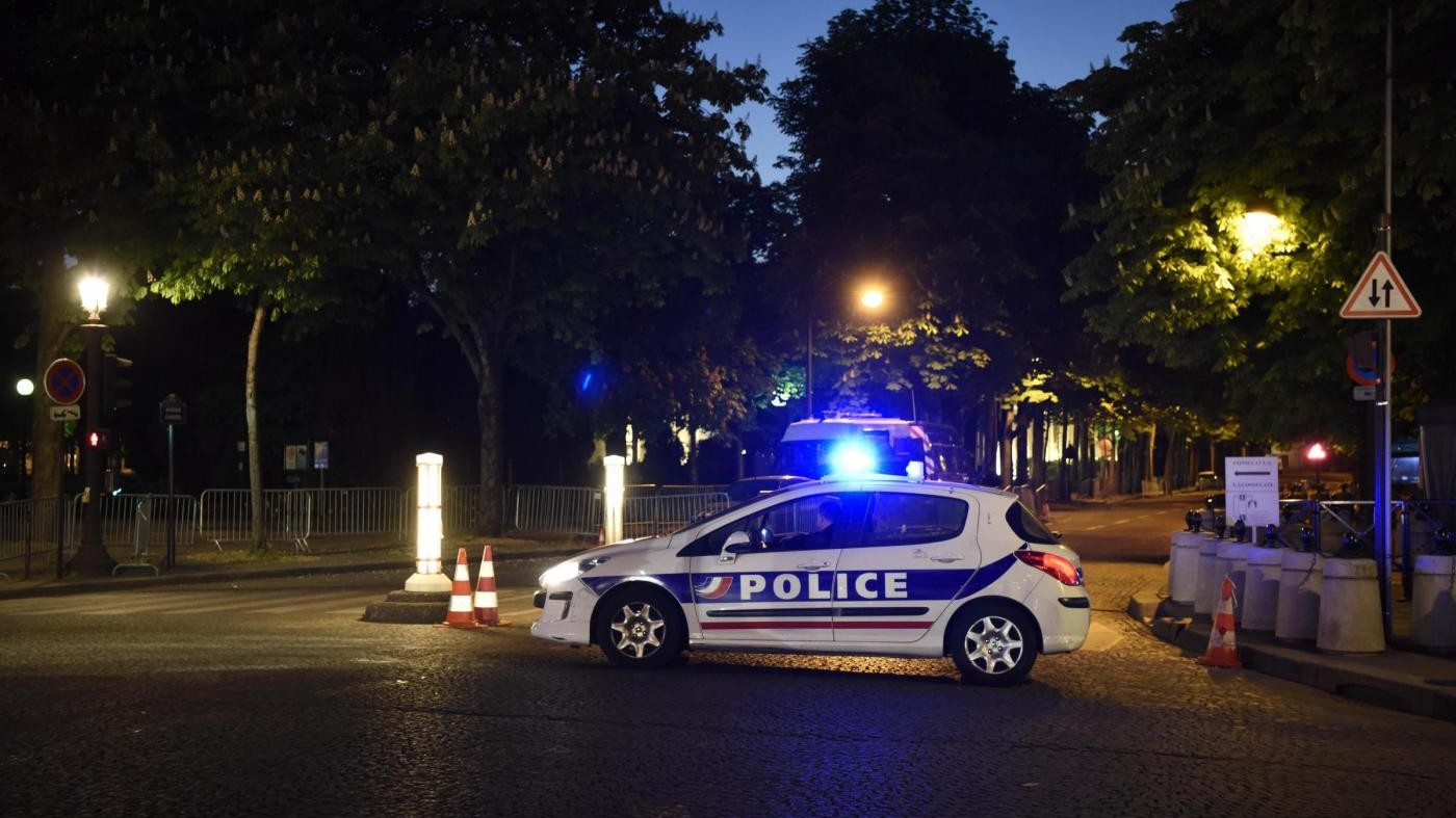 Attacco ai poliziotti su Champs Elysees: morto agente