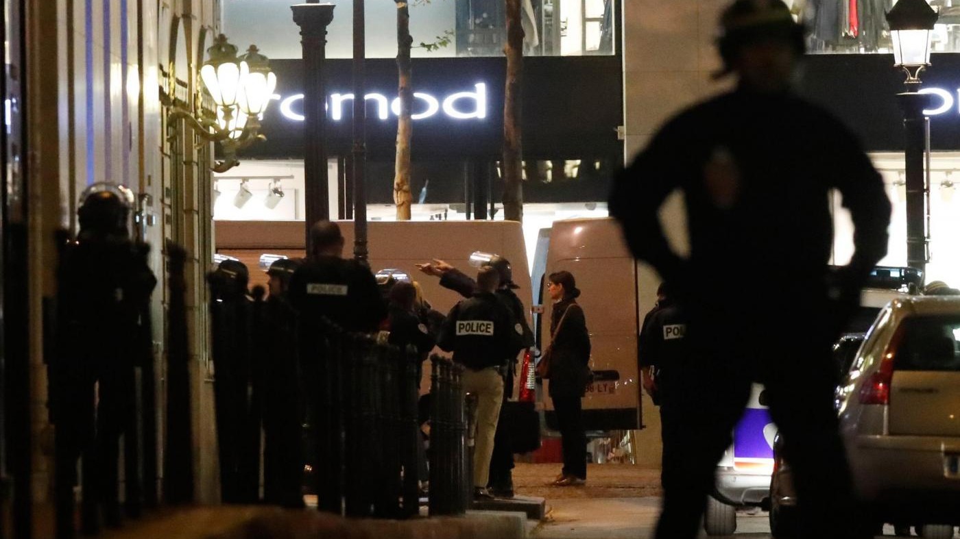 Attacco ai poliziotti su Champs Elysees: morto agente