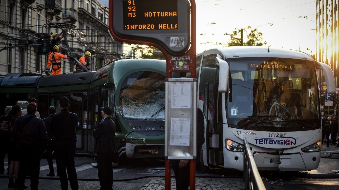 FOTO Milano, scontro tra tram e bus in via Farini