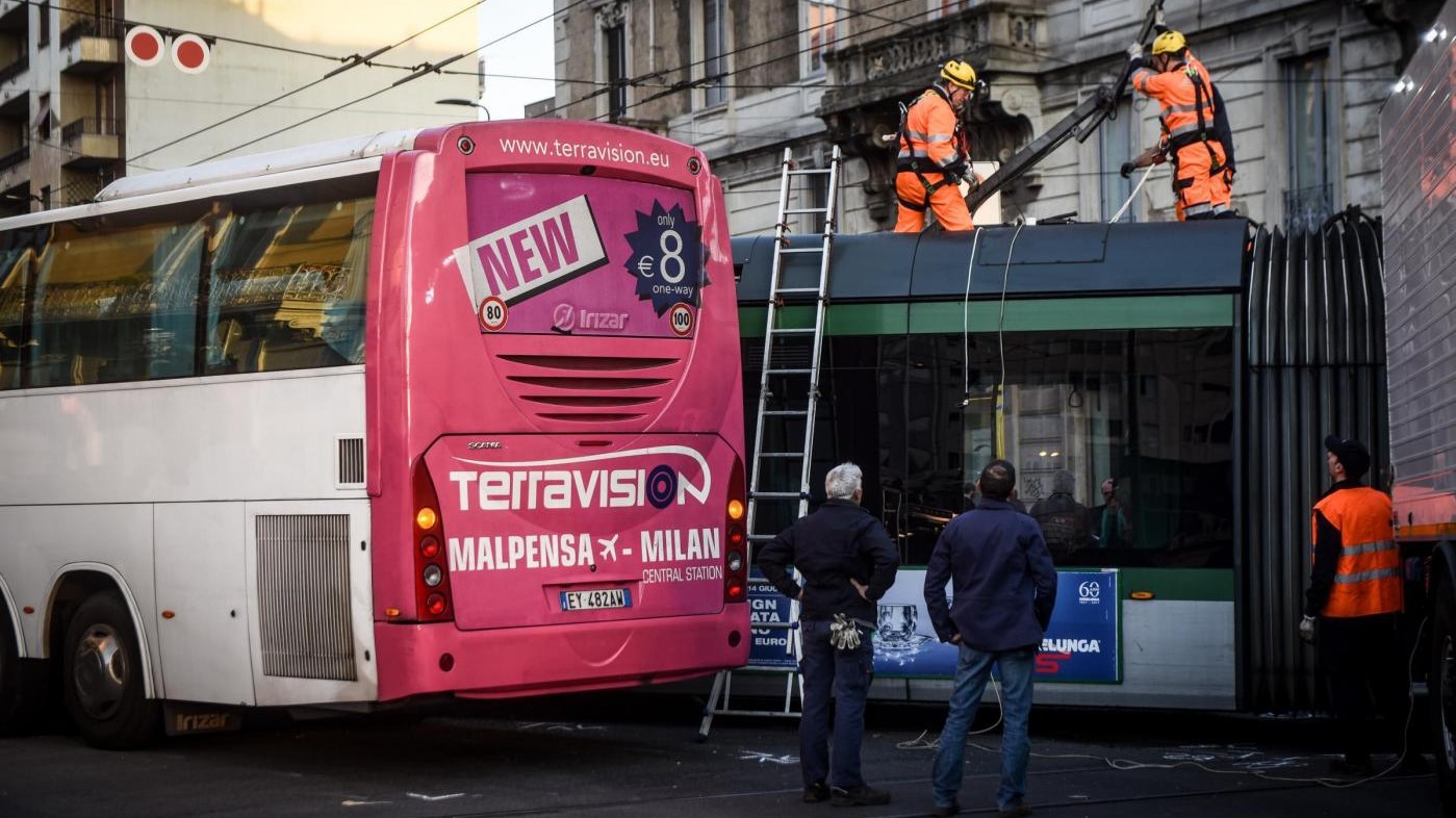 FOTO Milano, scontro tra tram e bus in via Farini