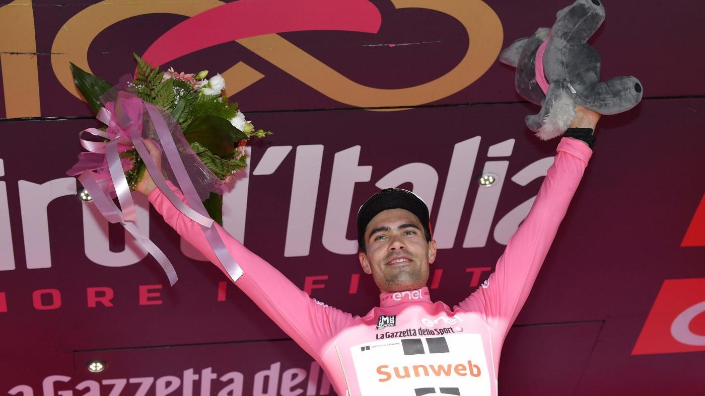 Giro, Dumoulin vince la crono ed è in rosa: Nibali sesto