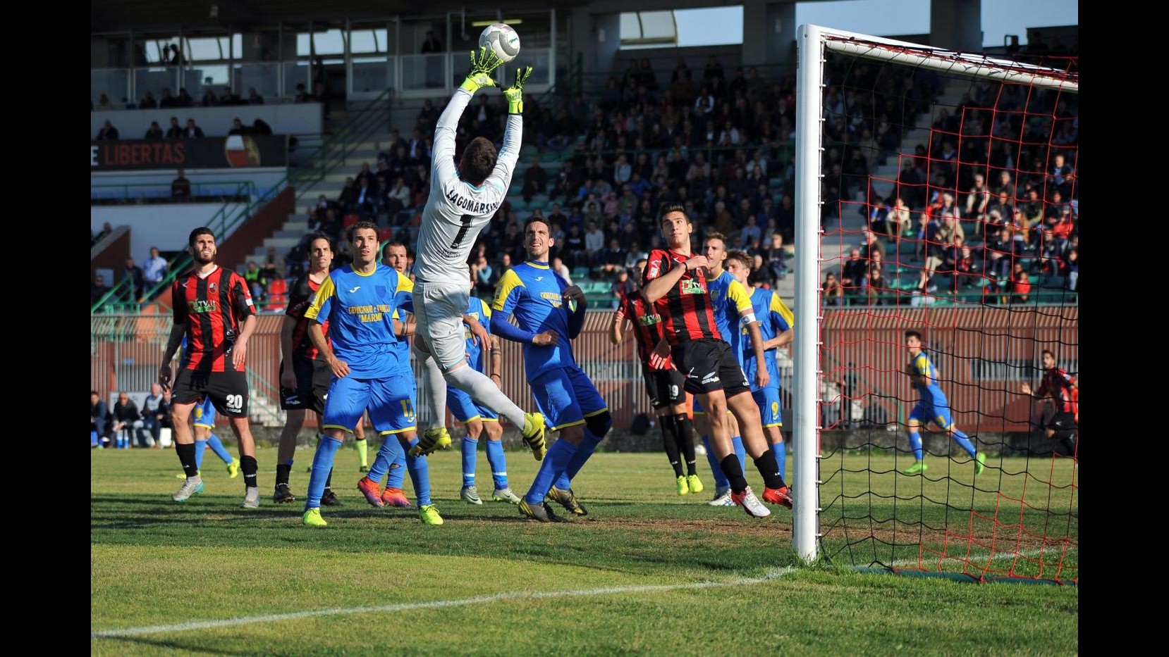 FOTO Lega Pro, Lucchese vince derby con Carrarese 2-0
